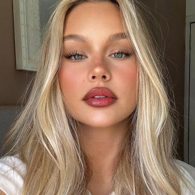 Influencer con la tendencia del contorno de los labios